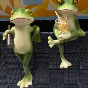Set of 2 Resin made Frogs with cocktails that hang on your flower pots